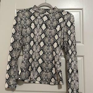 Snake print long sleeve turtleneck top! Very stretchy and comfy!